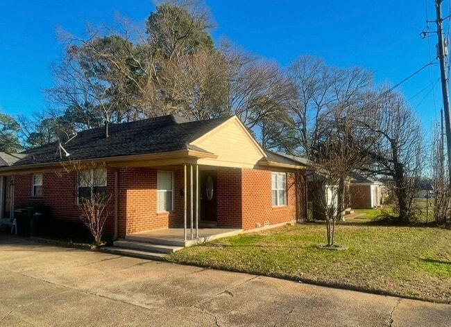 Building Photo - 2052 N Robison Rd