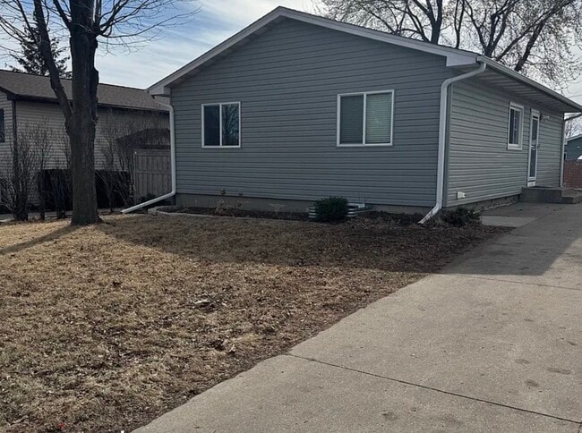 Building Photo - 930 Larpenteur Ave W