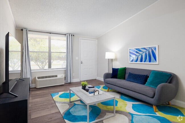 1BR, 1BA - 576SF - Living Room
