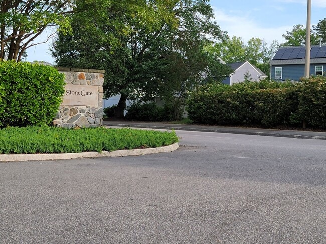 Building Photo - Spacious 4 Bedroom in Stonegate