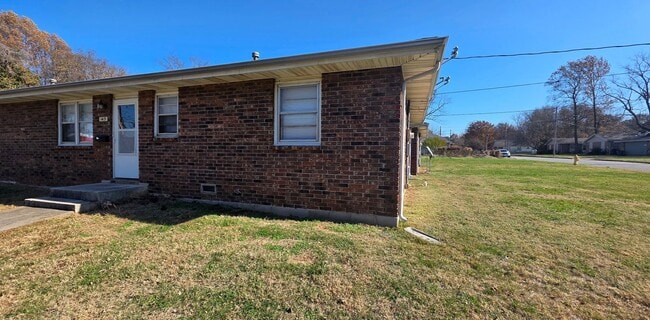 Building Photo - 2 BR 1 BA brick duplex, close to Missouri ...