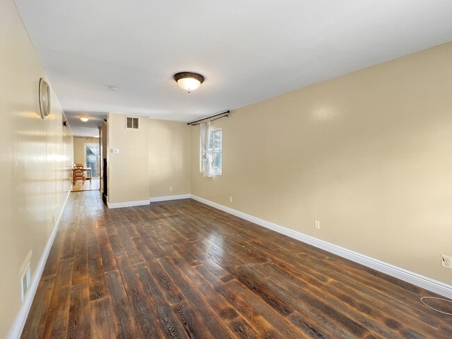 Photo - 251 Kiswick St