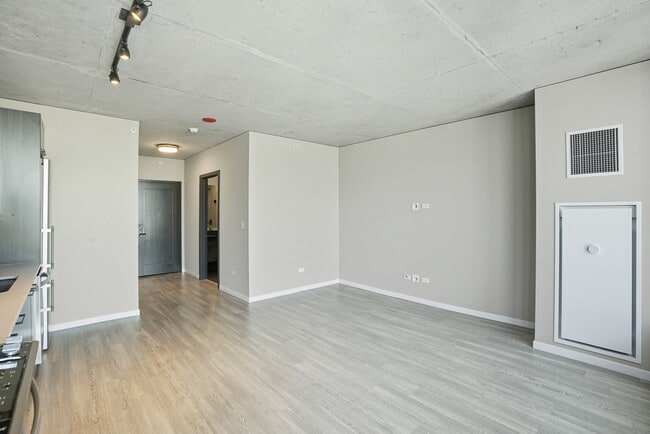 Photo - 946 W Washington Blvd