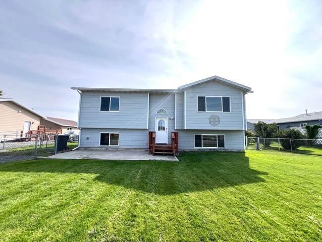 Building Photo - Pet Friendly 4 Bed 2 Bath Single Family Ho... Rental