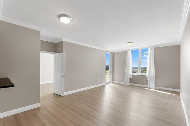 Photo - 511 SE 5 Ave Unidad 910