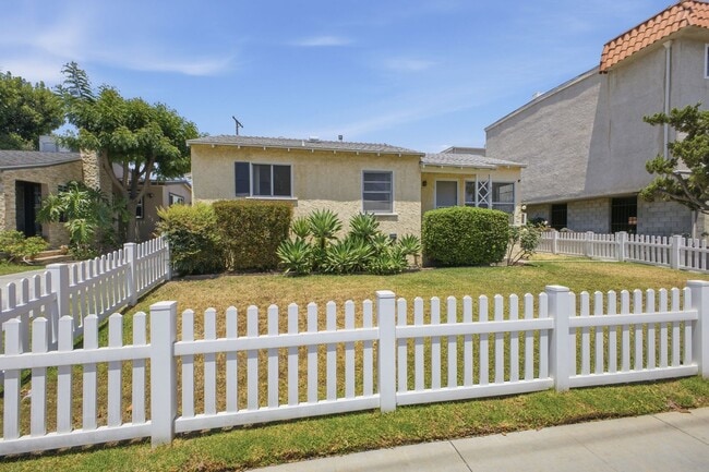 Building Photo - Alameda Unit 321 W. Alameda