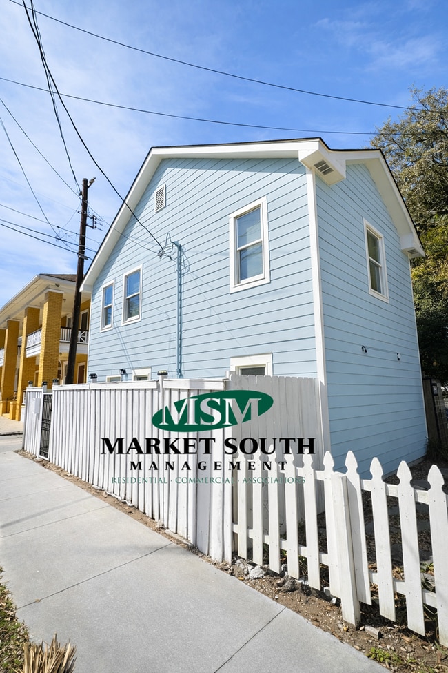 Building Photo - 37 W 201 Unit 201 W. 37th Street Carriage House