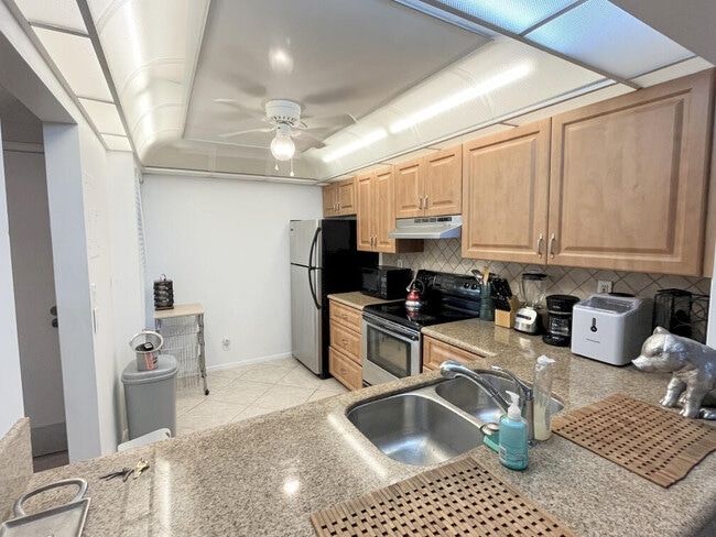 Building Photo - 1 Royal Palm Way Unit 305