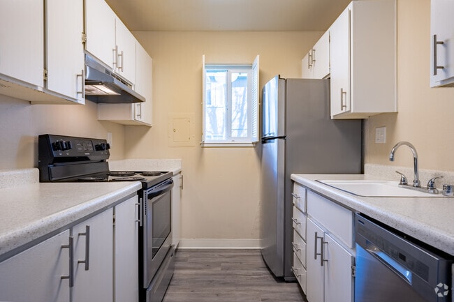 1BR, 1BA - 680SF - Kitchen - Plank Flooring