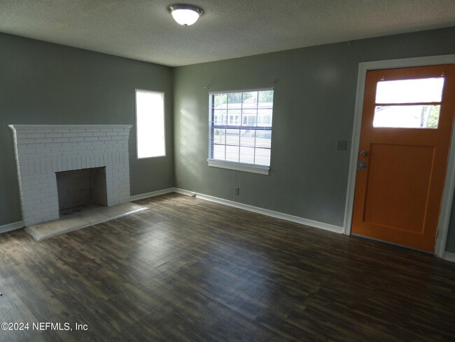 Photo - 516 E 58th St