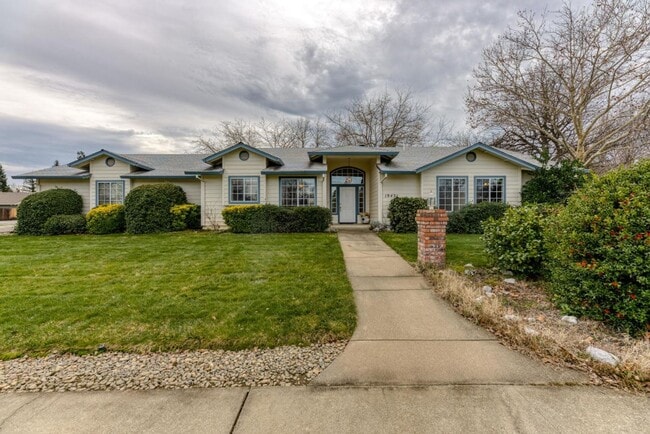 Building Photo - SPACIOUS 3 BED 2.5 BATH HOUSE WITH 3 CAR GARAGE