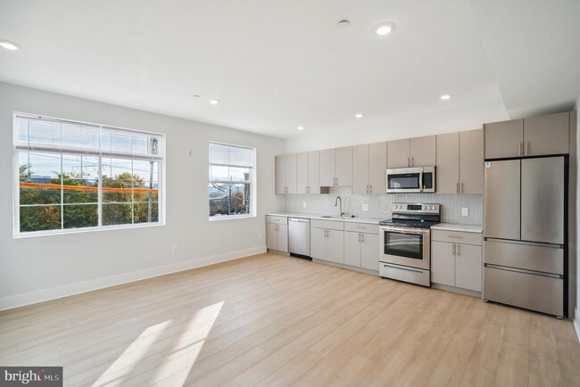 Building Photo - 646 N 32nd St Unit 1 Rental