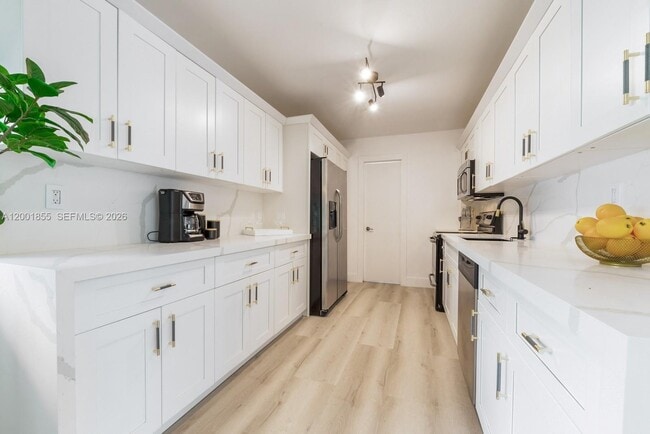 Photo - 18641 Belview Dr