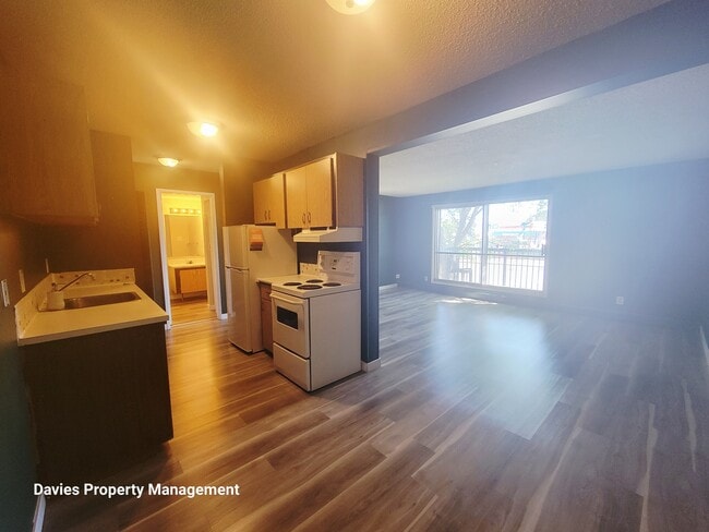 Photo - 10140-10156 156 St Unit 205