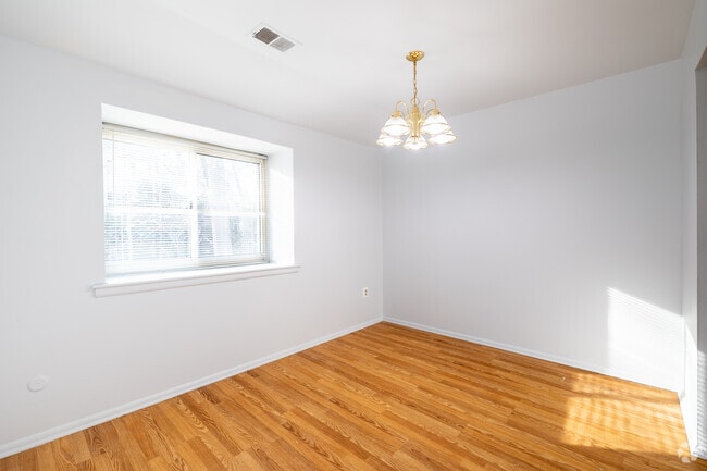 1BR, 1BA - 842SF - Dining Area - Heritage Square at Aberdeen
