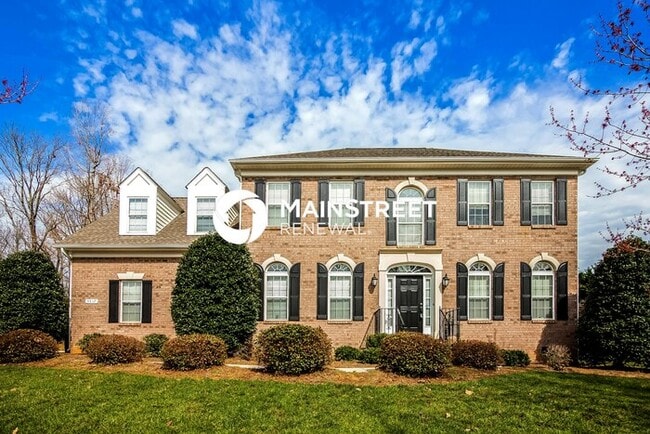 Building Photo - 4 Bedroom Pet-Friendly Home in Matthews, NC with Main Street Renewal