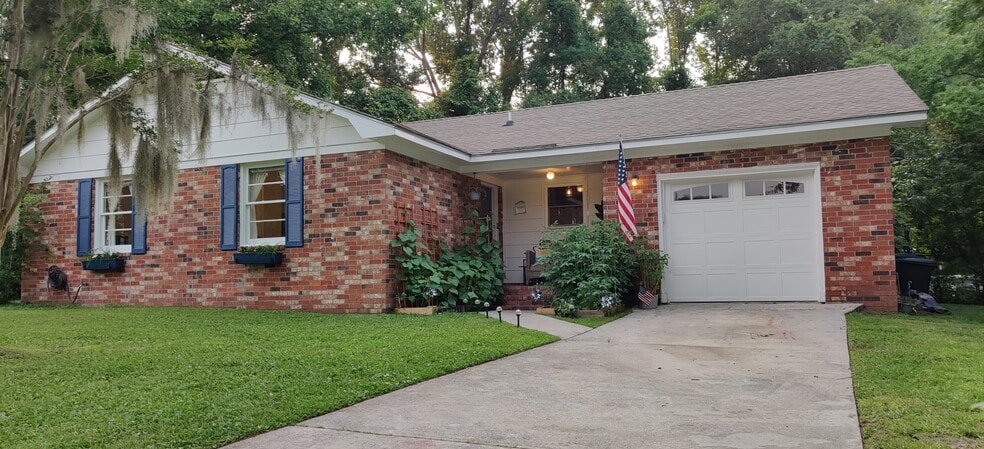 102 Anna Ct