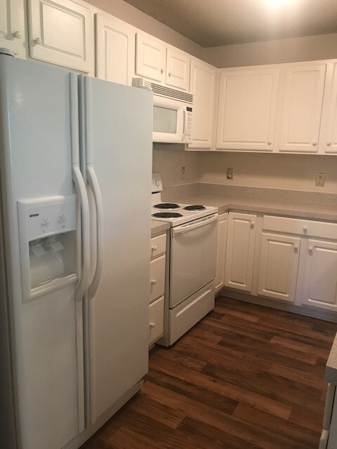 Building Photo - Charming 2-Bed / 2-Bath Condo in Desirable...