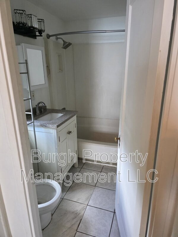 Photo - 549 Thompson Ave
