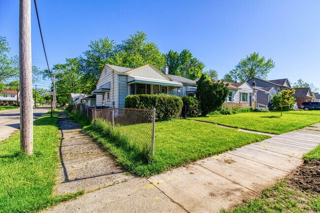 Photo - 170 W Maxlow Ave