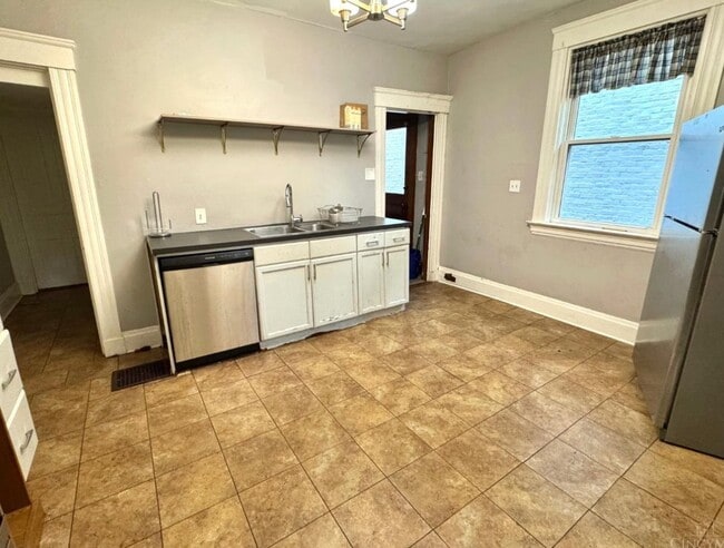 Photo - 461 Warner St
