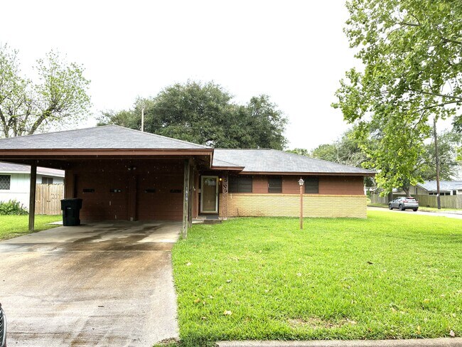 Photo - 1619 Ave G