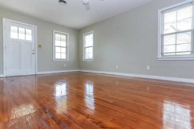 Photo - 401 E 7th St