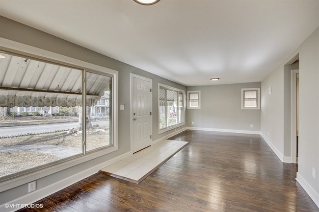 Building Photo - 923 5th Ave Rental