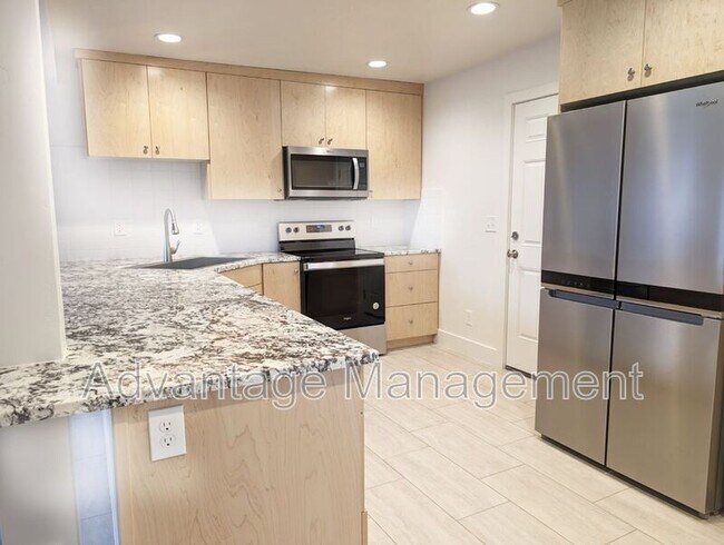 Photo - 469 E Elm St