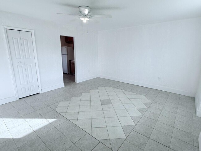 Photo - 2270 Aaron St