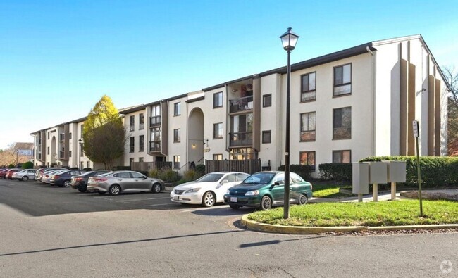 Building Photo - Renovated Herndon Condo