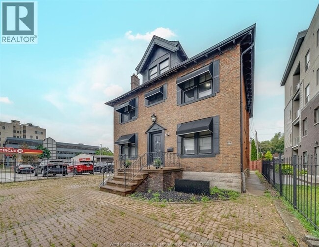 Photo - 961 Ouellette Ave