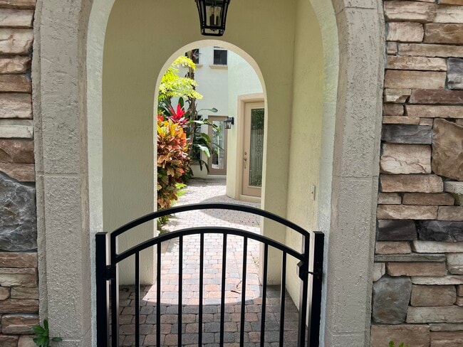 Photo - 834 Madison Ct