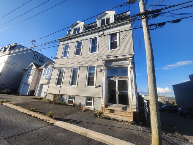 Building Photo - 101-101 Elliott Row Unit 4