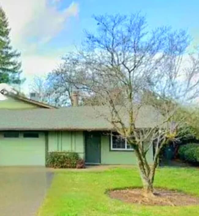 Nice frint a d back yard - 940 E Lassen Ave