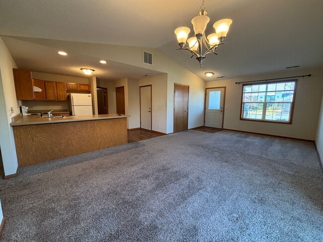 Building Photo - One Level 2 Bedroom Townhome