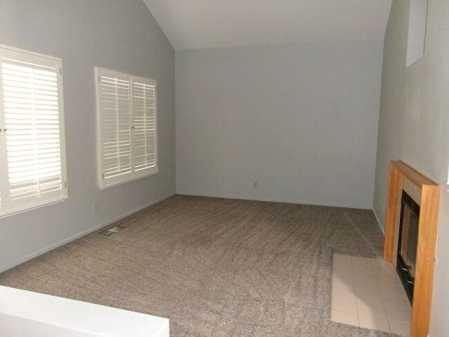 Photo - 3 bedroom, 2 bath, 2-car garage in Lakeridge Springs Community