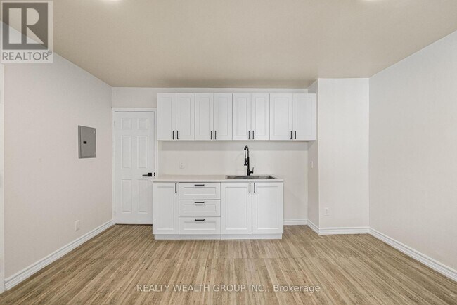 Photo - 566 Queen St W Unité 3