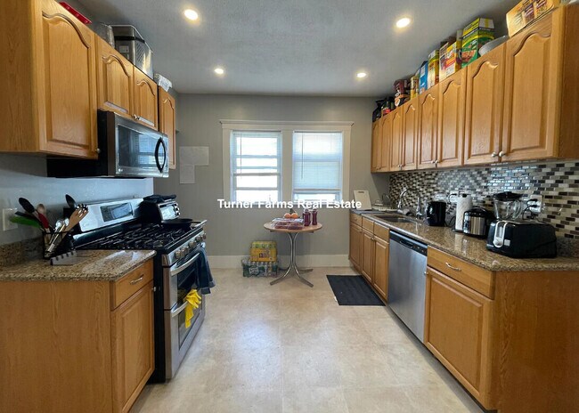 Building Photo - 12 Berwick Rd Unit 1 Rental
