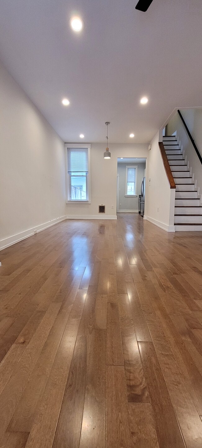 Photo - 838 Mercer St
