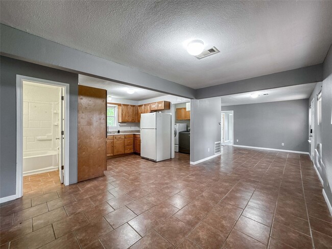 Photo - 4717 Heron St