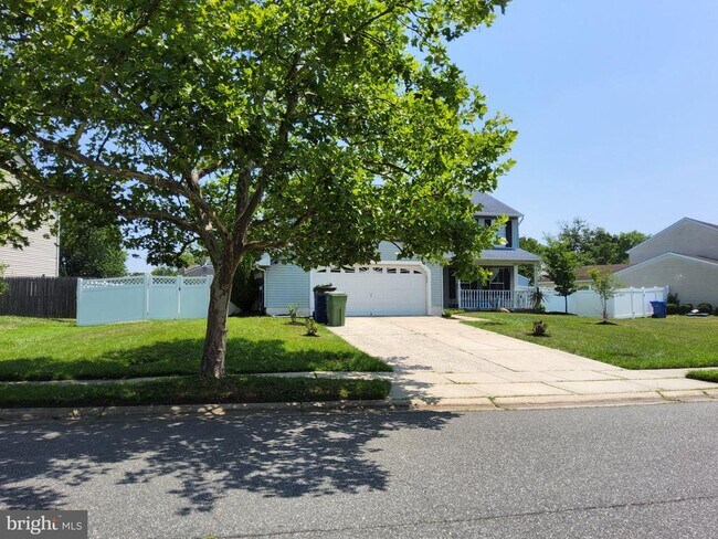 Photo - 504 Parliament Rd