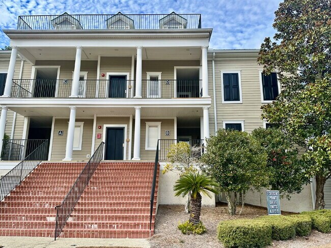 Photo - Spacious Two Bedroom Condo in the Crescent! Unidad B