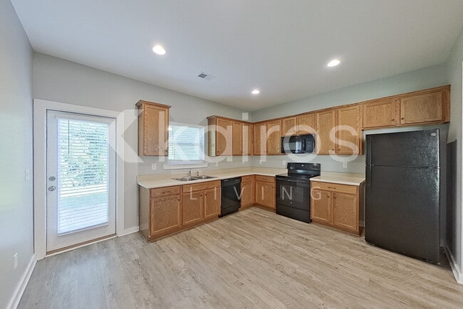 Photo - 655 White Oak Cir