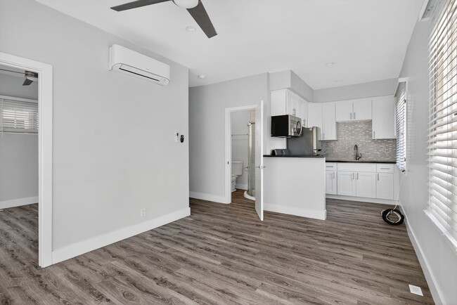 Building Photo - 405 W 3rd St Rental