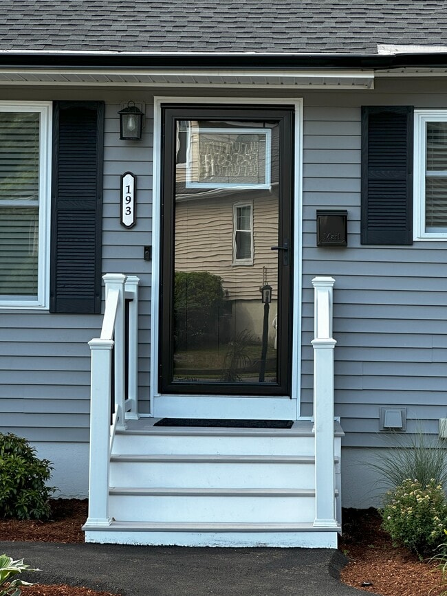 Puerta principal - 193 Beaver St