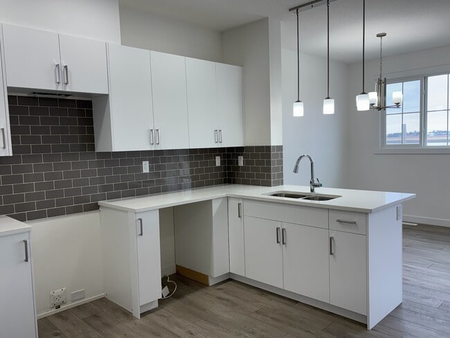 Photo - 7110 Keswick Dr SW