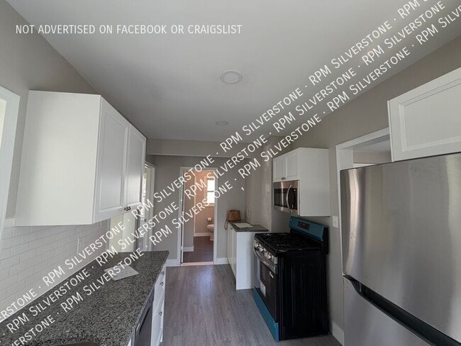 Building Photo - 1228 E Meyers Ave