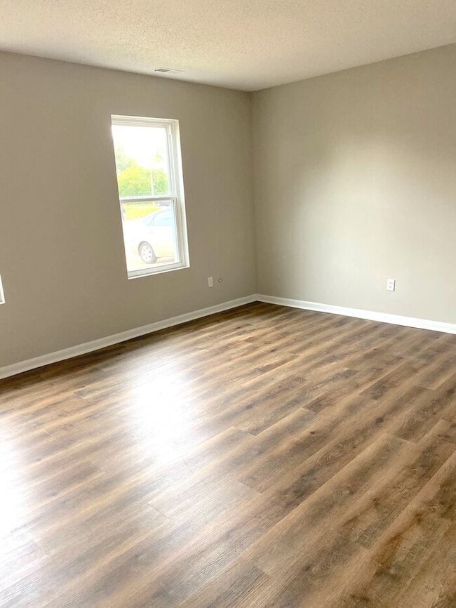 Photo - STUNNING 3 BEDROOM END UNIT TOWNHOUSE just off gate of Little Creek!!