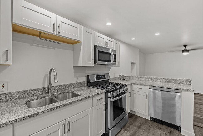Building Photo - 4733 Butler St Unit 4733 Butler Street 2 Rental